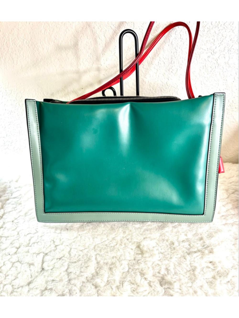 HVISK Soft Structured Shoulder Bag Green with red handles